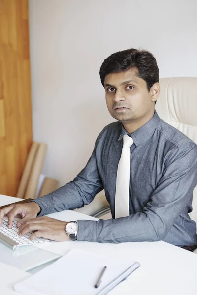 Portrait Serious Indian Software Engineer Busy Work Computer — Stock Photo, Image