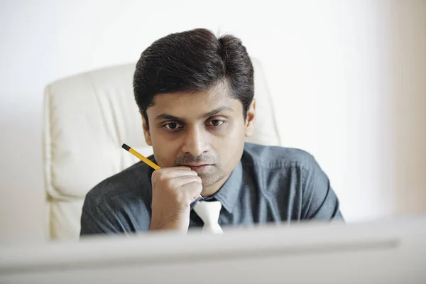 Nachdenklicher Indischer Programmierer Liest Informationen Auf Computerbildschirm — Stockfoto
