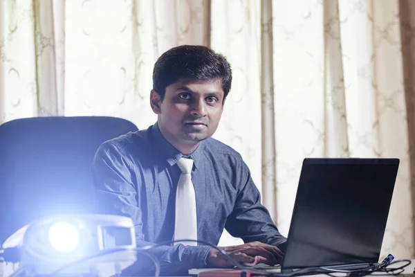 Porträtt Indiska Entreprenör Med Projektorn Bordet Arbetar Dator — Stockfoto