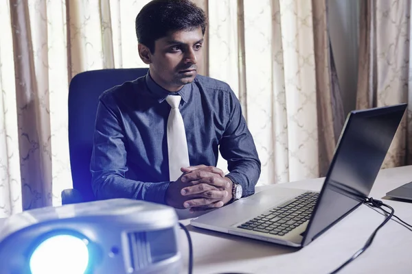 Poważna Sprawa Indian Executive Czytanie Informacji Ekranie Laptopa — Zdjęcie stockowe