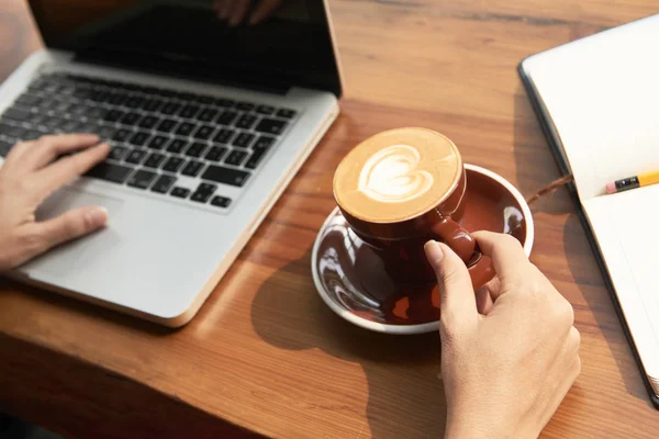 Close Van Vrouw Zitten Aan Tafel Koffie Drinken Tijdens Het — Stockfoto