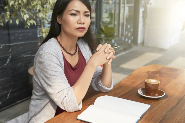 Asiática Seria Mujer Sentada Mesa Con Portátil Pensando Nuevas Ideas —  Fotos de Stock