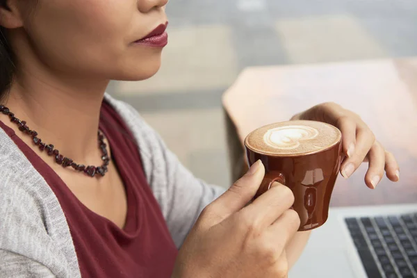 Närbild Pretty Woman Holding Kopp Cappuccino Och Njuter Stunden — Stockfoto