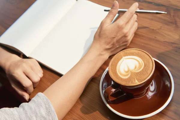 Primer Plano Las Manos Femeninas Sosteniendo Pluma Sentado Mesa Delante — Foto de Stock