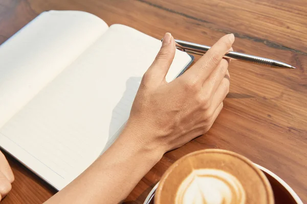 Nahaufnahme Einer Frau Die Holztisch Sitzt Und Pläne Ihr Notizbuch — Stockfoto