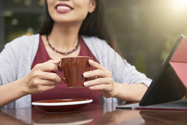 Primo Piano Della Giovane Donna Sorridente Seduta Tavolo Con Touchpad — Foto Stock