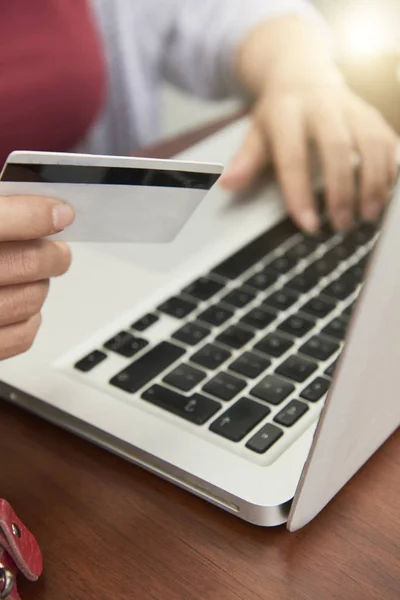 Zbliżenie Kobieta Siedzi Przy Stole Pomocą Laptopa Kartą Kredytową Zakupy — Zdjęcie stockowe