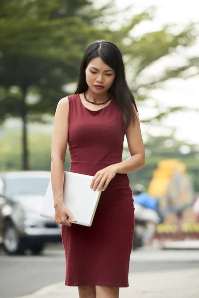 Joven Mujer Negocios Asiática Vestido Rojo Caminando Por Calle Sosteniendo — Foto de Stock