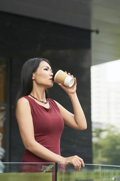 Elegante Asiatin Trinkt Kaffee Aus Einwegbecher Und Schaut Weg Während — Stockfoto