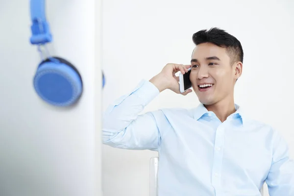 Bonito Jovem Vietnamita Sorrindo Falar Telefone — Fotografia de Stock