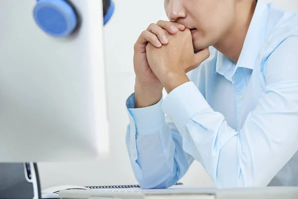 Bijgesneden Afbeelding Van Peinzende Man Computerscherm Kijken Denken Project — Stockfoto