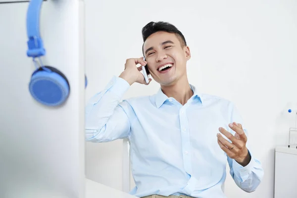 Ευτυχισμένος Όμορφος Νεαρός Άνδρας Ασίας Μιλάμε Στο Τηλέφωνο — Φωτογραφία Αρχείου