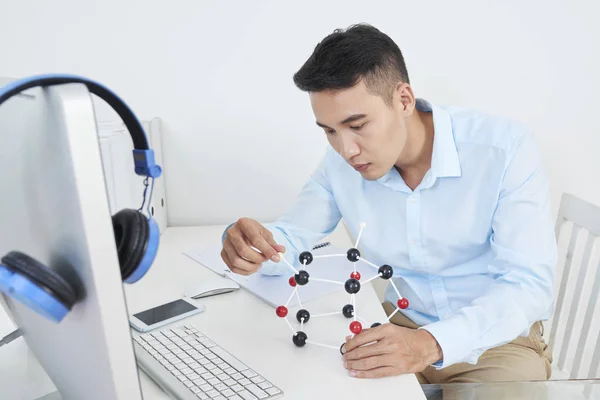 Aziatische College Student Waardoor Chemische Molecuul Model Uit Deeltjes — Stockfoto