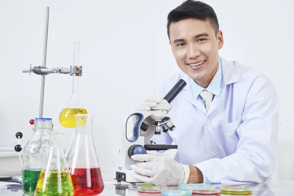 Boldog Fiatal Vietnami Kémikus Látszó Különböző Petri Csészék Mikroszkóppal Portréja — Stock Fotó