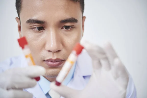 Σοβαρή Βιετναμέζικα Εργαστήριο Εργαζόμενος Βλέπουν Δύο Δοκιμαστικούς Σωλήνες Αίμα — Φωτογραφία Αρχείου