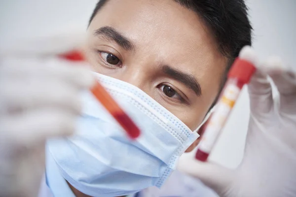 Asian Medical Worker Wearing Face Mask Examining Test Tubes Blood — Stock Photo, Image