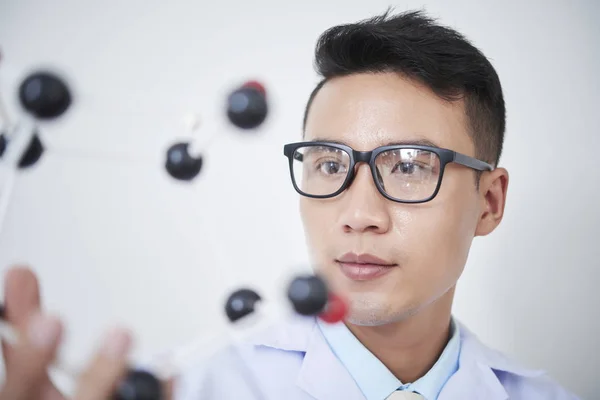 Jovem Cientista Vietnamita Óculos Olhando Para Molécula Química Feita Plástico — Fotografia de Stock