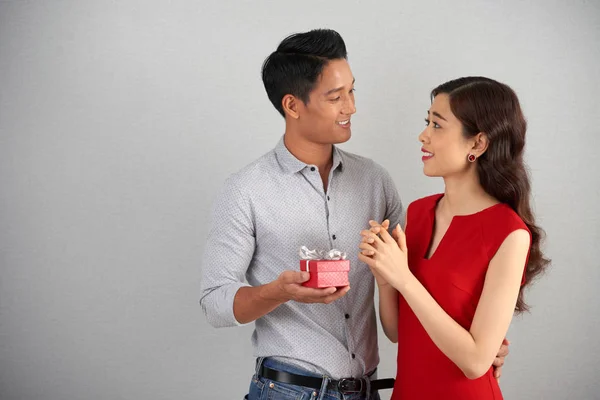 Alegre Joven Asiático Hombre Dando Regalo Hermosa Sonriente Novia —  Fotos de Stock