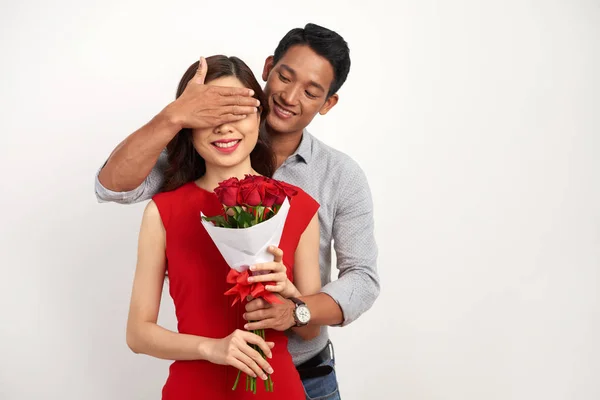 Homem Vietnamita Jovem Cobrindo Olho Namorada Dar Lhe Buquê Rosas — Fotografia de Stock