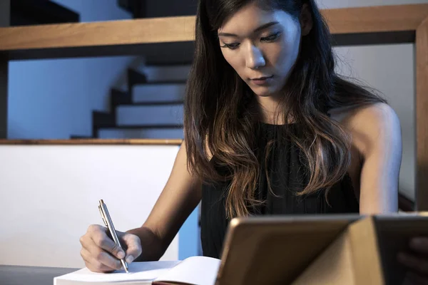 Ganska Ung Japansk Kvinna Som Koncentreras Till Att Göra Läxor — Stockfoto