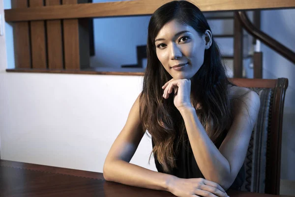 Retrato Una Joven Mujer Asiática Positiva Sentada Cafetería Cafetería Mirando — Foto de Stock