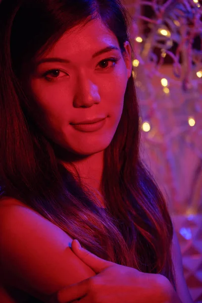 非常美丽的年轻亚洲女人在红灯看相机 — 图库照片