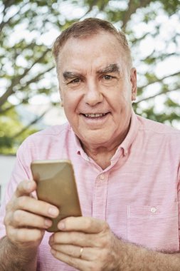 Pozitif smartphone kameraya arıyorum elinde olan adam yaşlı