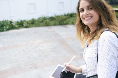 Güzel İspanyol işkadını dijital kalem ve tabla açık havada ile çalışma