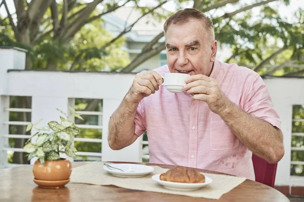 朝は美味しい一杯のコーヒーを楽しんで幸せな白人年配の男性 — ストック写真