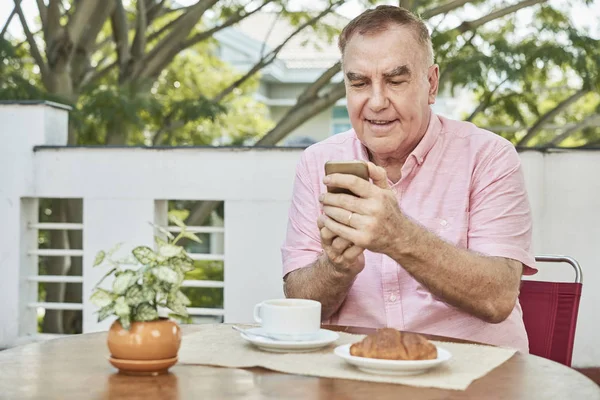 Homme Âgé Prenant Petit Déjeuner Vérifiant Les Messages Dans Son — Photo