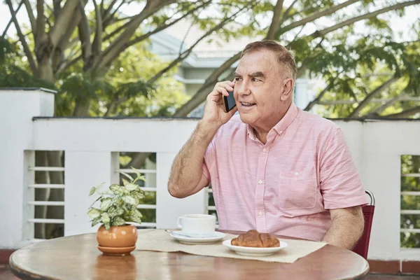 Hombre Anciano Positivo Disfrutando Sabroso Desayuno Llamando Familia —  Fotos de Stock