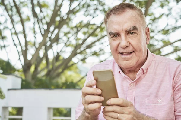 在智能手机上使用应用程序的快乐老人的肖像 — 图库照片