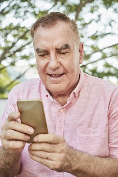 Lächelnder Senior Urlaub Liest Nachrichten Auf Dem Smartphone — Stockfoto