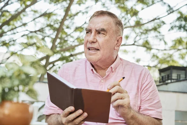 Senior Schrijver Zijn Gedachten Ideeën Nieuwe Boek Schrijven Dagboek — Stockfoto