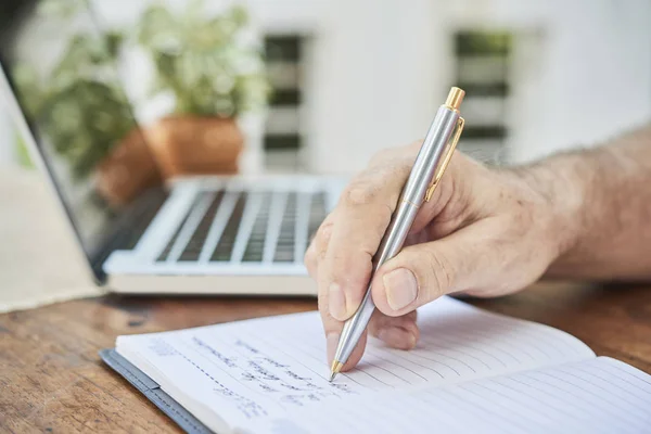 Immagine Ravvicinata Dell Uomo Anziano Che Scrive Suoi Pensieri Nel — Foto Stock