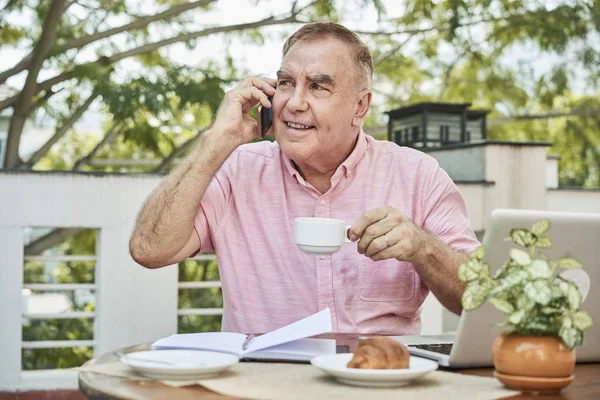 Senior Obchodník Pití Ranní Kávu Kavárně Volání Telefon — Stock fotografie