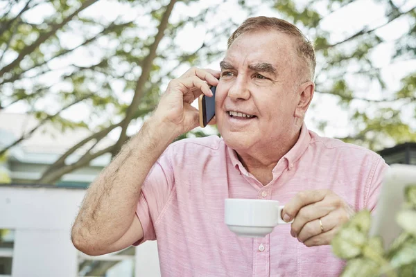 Retrato Hombre Anciano Feliz Hablando Por Teléfono Bebiendo Una Taza —  Fotos de Stock