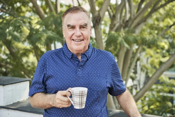 Homem Caucasiano Velho Feliz Com Grande Caneca Chá Livre — Fotografia de Stock