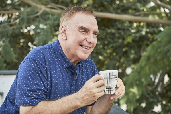 Gioioso Uomo Anziano Che Beve Caffè Del Mattino Gode Della — Foto Stock