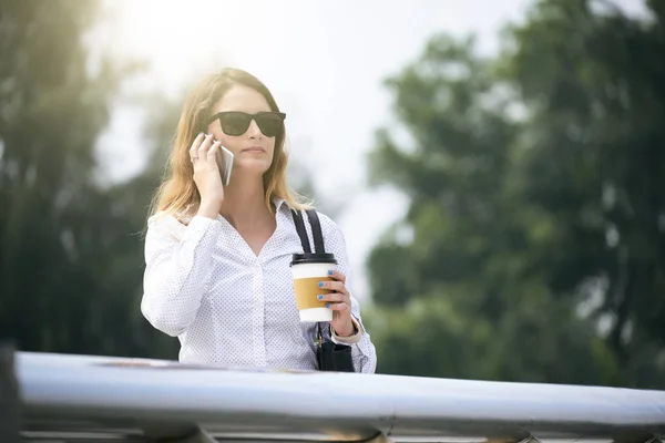 Retrato Mulher Negócios Séria Óculos Sol Falando Por Telefone — Fotografia de Stock