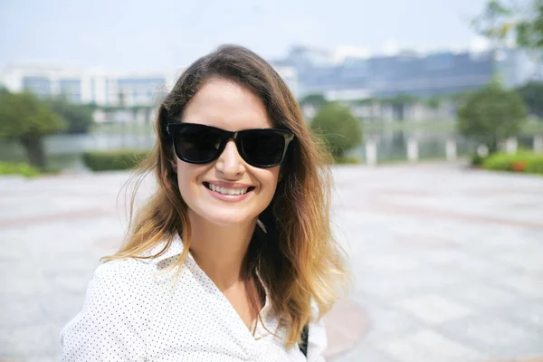 Retrato Joven Empresario Gafas Sol Con Hermosa Sonrisa — Foto de Stock