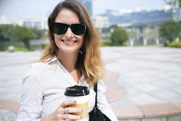 Joven Dama Negocios Alegre Disfrutando Una Taza Café Para Llevar —  Fotos de Stock