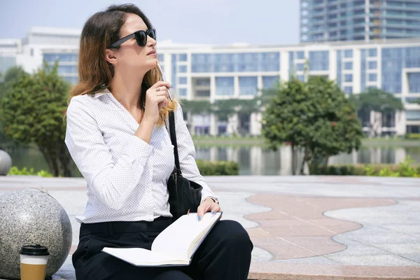 Retrato Senhora Negócios Elegante Pensativo Óculos Ponderando Sobre Ideia — Fotografia de Stock