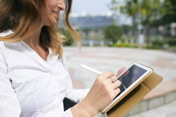 Gülümseyen Kadını Dijital Tablet Tablet Bilgisayarda Imza Belge Için Kullanma — Stok fotoğraf