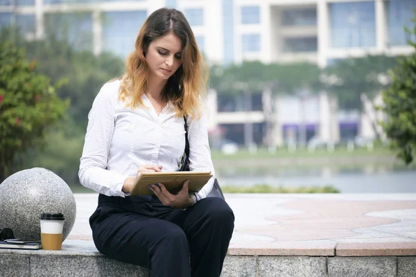 Dość Hiszpanin Kobieta Koncentruje Się Czytanie Dokumentu Komputerze Typu Tablet — Zdjęcie stockowe