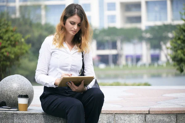 Bella Donna Affari Ispanica Concentrata Sulla Lettura Documenti Tablet — Foto Stock