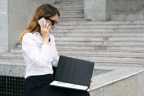 Женщина Финансовый Менеджер Глядя Документ Папке Говорить Телефону — стоковое фото