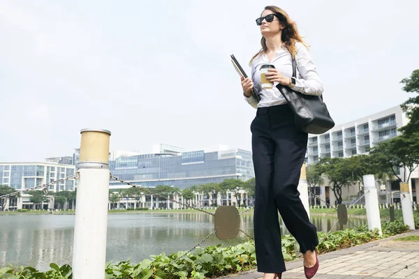 Elegante Mulher Negócios Bem Sucedida Andando Livre Com Xícara Café — Fotografia de Stock
