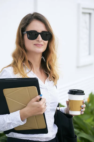 朝のコーヒーのエレガントなビジネス女性ホールディング カップを笑顔 — ストック写真