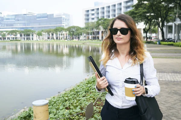 Donna Affari Occhiali Sole Che All Incontro Con Tazza Caffè — Foto Stock